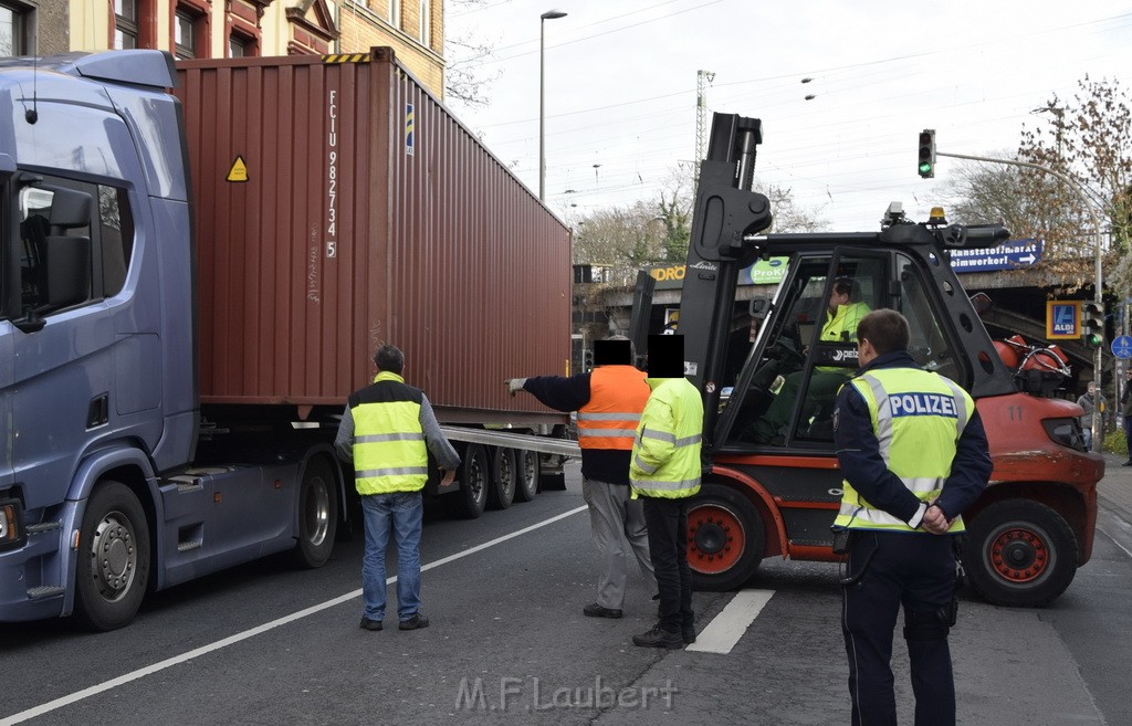 LKW gegen Bruecke wegen Rettungsgasse Koeln Muelheim P28.JPG - Miklos Laubert